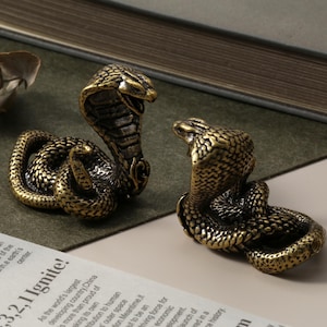 Peut inclure: Ensemble de trois tasses en céramique avec une finition mate et mouchetée. Les tasses sont de couleur crème, gris clair et gris foncé. Chaque tasse a un design simple et moderne avec une anse arrondie.