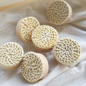 Boutons bohèmes en rotin Boutons en bois uniques Poignées de tiroir en rotin Boutons en rotin en bois gravés sur mesure Poignées de tiroir d'armoire Poignées d'armoire en bois image 2