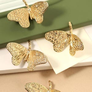 バタフライ真鍮ノブ、食器棚の引き出しの取っ手、カスタム彫刻入りワードローブノブ、キャビネットハンドル、モダンなドレッサーの取っ手、子供部屋、保育室のノブ