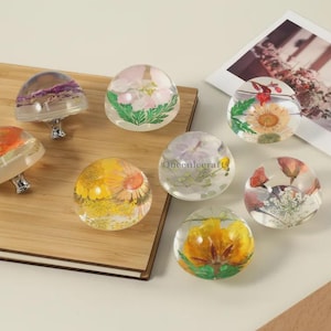 Boutons ronds transparents fleuris Boutons de tiroir de commode Poignées de garde-robe gravées sur mesure Décorations de chambre d'enfant Poignées rondes d'armoire