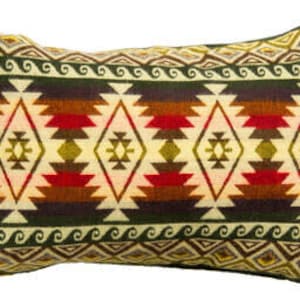Op de afbeelding: Rechthoekig decoratief kussen met een geometrisch patroon in tinten rood, bruin, groen en crème. Het ontwerp heeft diamant- en driehoekvormen, wat een zuidwestelijke of tribale esthetiek creëert. Afmetingen: ongeveer 30 cm x 50 cm.
