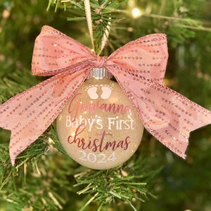 Babys erste Weihnachtsverzierung, personalisiertes Geschenk für neues Baby, Babys 1. Weihnachtsgeschenk, Geschenkidee für neue Eltern, Geschenk für Enkel