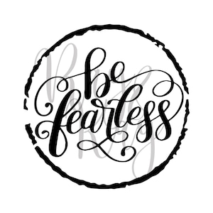 Puede incluir: Diseño gráfico en blanco y negro con la frase "be fearless" en elegante escritura cursiva. El texto está encerrado dentro de un borde circular texturizado. Adecuado para arte mural, pegatinas u otros artículos decorativos.
