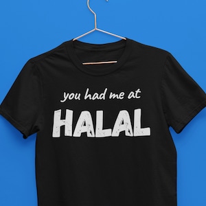Puede incluir: Camiseta negra con texto blanco que dice "you had me at HALAL".
