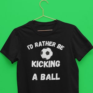 Fußball-Süchtige Tshirt / Ich würde lieber Kicking A Ball Unisex T-Shirt für Fußball-Fans / Fußball-Liebhaber / Fußball-Spieler / Dauerkarte Fans
