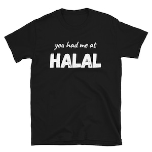 Puede incluir: Camiseta negra de manga corta con texto blanco que dice "You had me at HALAL".