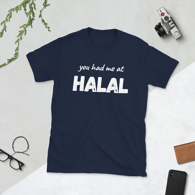 Puede incluir: Camiseta azul marino con texto blanco que dice "You had me at HALAL".