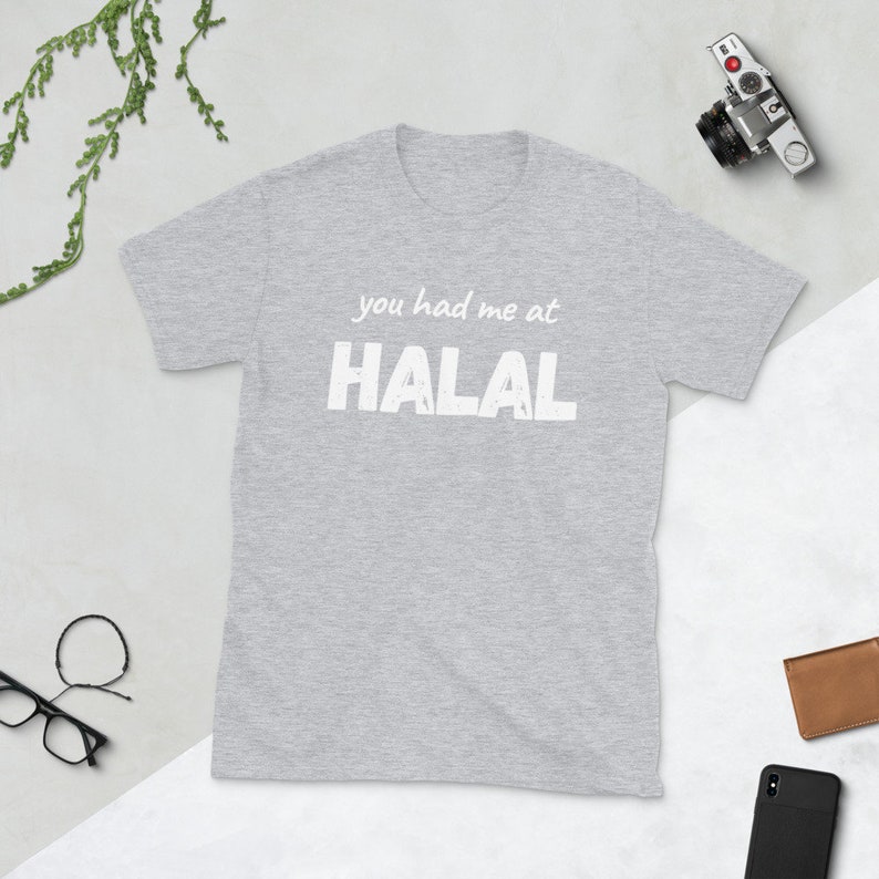 Puede incluir: Una camiseta gris jaspeada con el texto "you had me at HALAL" impreso en blanco.