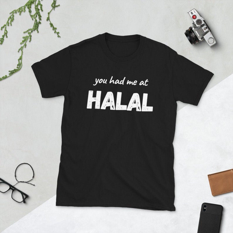 Puede incluir: Camiseta negra con texto blanco que dice "you had me at HALAL".
