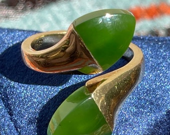 Vintage 1970’s 14k solid gold Jade cobra bypass ring. 8.21 grams size 8US