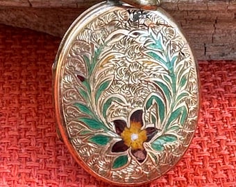 Victorian antique double sided locket with gorgeous Vari-hue enamel floral detail. 6.2 gr 3.1 cm