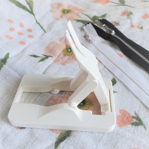 Zipper Jig | Foldable Zipper Jig | Zipper Guide | Zipper Pull/Tape Tool | Zipper | Jig | Collapsible Tool