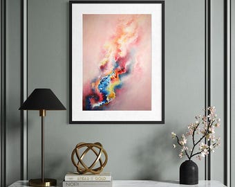 Op de afbeelding: Abstracte kunstafdruk in een zwarte lijst. Het kunstwerk toont een levendig, kleurrijk ontwerp met tinten roze, blauw, geel en rood. De print wordt getoond op een witte marmeren tafel met een gouden basis, naast een zwarte lamp en decoratieve objecten.
