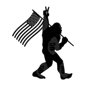 Puede incluir: Silueta negra y gris de un Bigfoot sosteniendo una bandera estadounidense y haciendo el signo de la paz. La bandera tiene estrellas blancas y rayas rojas y blancas. El Bigfoot camina con un palo.