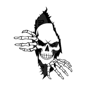 Puede incluir: Gráfico en blanco y negro de una calavera con manos esqueléticas que emergen de un fondo rasgado. La calavera tiene una expresión amenazante con dientes visibles y cuencas oscuras, evocando un tema de Halloween.