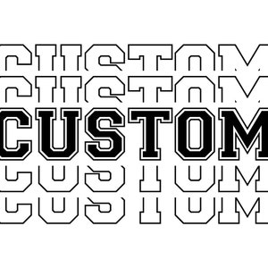 以下が含まれることがあります： 太字の黒いカレッジスタイルのフォントで「CUSTOM」という単語が描かれたグラフィックデザイン。同じ単語の明るく輪郭が描かれたバージョンが重ねられています。デザインは白い背景に配置されています。