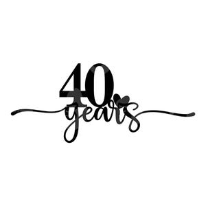 Puede incluir: Gráfico en blanco y negro con el número "40" sobre la palabra "años" en cursiva. El diseño incluye elementos decorativos y corazones, ideal para una celebración del 40 aniversario.