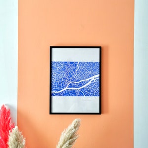 Plusieurs couleurs disponibles - Linogravure/linocut printmaking - affiche illustration bleue carte de Nantes