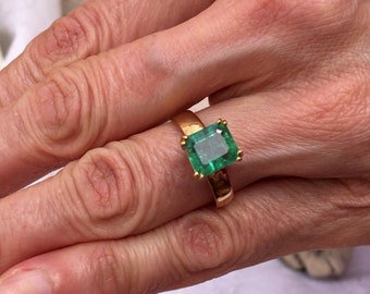 dainty 18 carats gold ring with emerald 2.5 carats