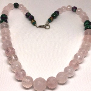 Collar de cuarzo rosa con zoisita rubí natural