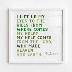 Puede incluir: Impresión enmarcada con el texto "Alzaré mis ojos a los montes; ¿De dónde vendrá mi socorro? Mi socorro viene de Jehová, que hizo los cielos y la tierra. Salmo 121:1-2" en verde y blanco.