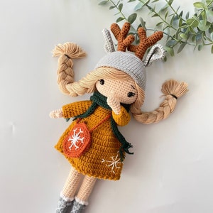 Bambola all'uncinetto, bambola carina fatta a mano con cappello e borsa, giocattoli per bambini, bambola lavorata a maglia con vestito rimovibile, regalo per il primo compleanno, regalo per la figlia ReindeerHatBraidHair