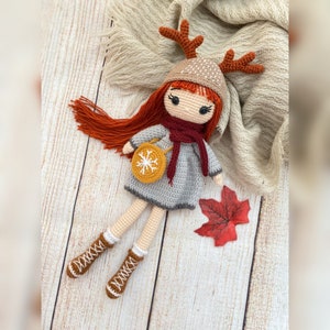 Bambola all'uncinetto, bambola carina fatta a mano con cappello e borsa, giocattoli per bambini, bambola lavorata a maglia con vestito rimovibile, regalo per il primo compleanno, regalo per la figlia ReindeerHatRed Hair