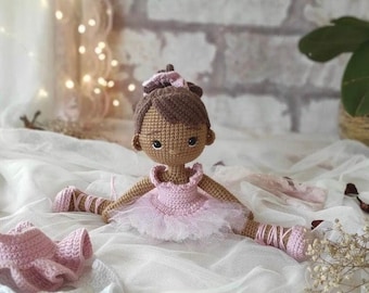 Dunkle Haut Ballerina Puppe, handgemachte Puppe, Geschenk für Tochter, Geburtstagsgeschenk für Kinder, afroamerikanische Häkelpuppe, Kinderzimmer Dekor, Verkauf
