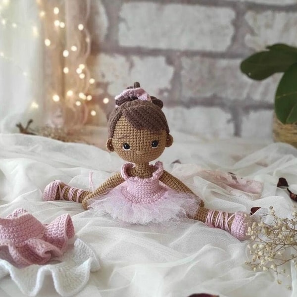 Poupée ballerine à peau foncée, poupée faite à la main, cadeau pour fille, cadeau d’anniversaire pour les enfants, poupée au crochet afro-américaine, décor de chambre pour enfants, vente