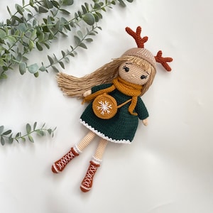 Bambola all'uncinetto, bambola carina fatta a mano con cappello e borsa, giocattoli per bambini, bambola lavorata a maglia con vestito rimovibile, regalo per il primo compleanno, regalo per la figlia Reindeer-GreenDress