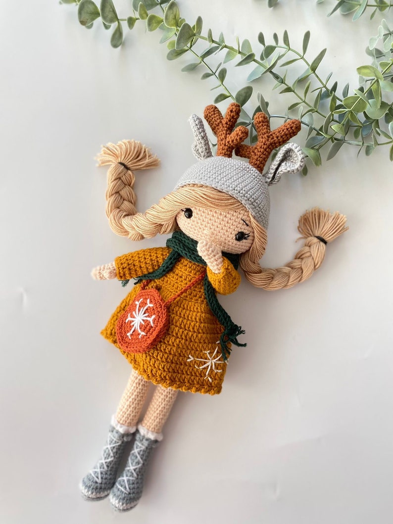 Bambola all'uncinetto, bambola carina fatta a mano con cappello e borsa, giocattoli per bambini, bambola lavorata a maglia con vestito rimovibile, regalo per il primo compleanno, regalo per la figlia ReindeerHatBraidHair