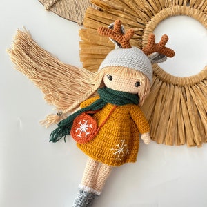 Bambola all'uncinetto, bambola carina fatta a mano con cappello e borsa, giocattoli per bambini, bambola lavorata a maglia con vestito rimovibile, regalo per il primo compleanno, regalo per la figlia Reindeer Hat Blonde