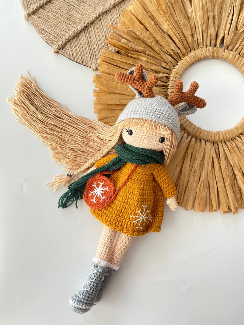 Bambola all'uncinetto, bambola carina fatta a mano con cappello e borsa, giocattoli per bambini, bambola lavorata a maglia con vestito rimovibile, regalo per il primo compleanno, regalo per la figlia Reindeer Hat Blonde