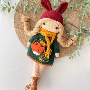 Bambola all'uncinetto, bambola carina fatta a mano con cappello e borsa, giocattoli per bambini, bambola lavorata a maglia con vestito rimovibile, regalo per il primo compleanno, regalo per la figlia Burgundy Fox Hat