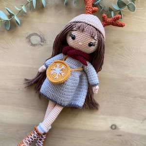 Bambola all'uncinetto, bambola carina fatta a mano con cappello e borsa, giocattoli per bambini, bambola lavorata a maglia con vestito rimovibile, regalo per il primo compleanno, regalo per la figlia ReindeerHatBrunette