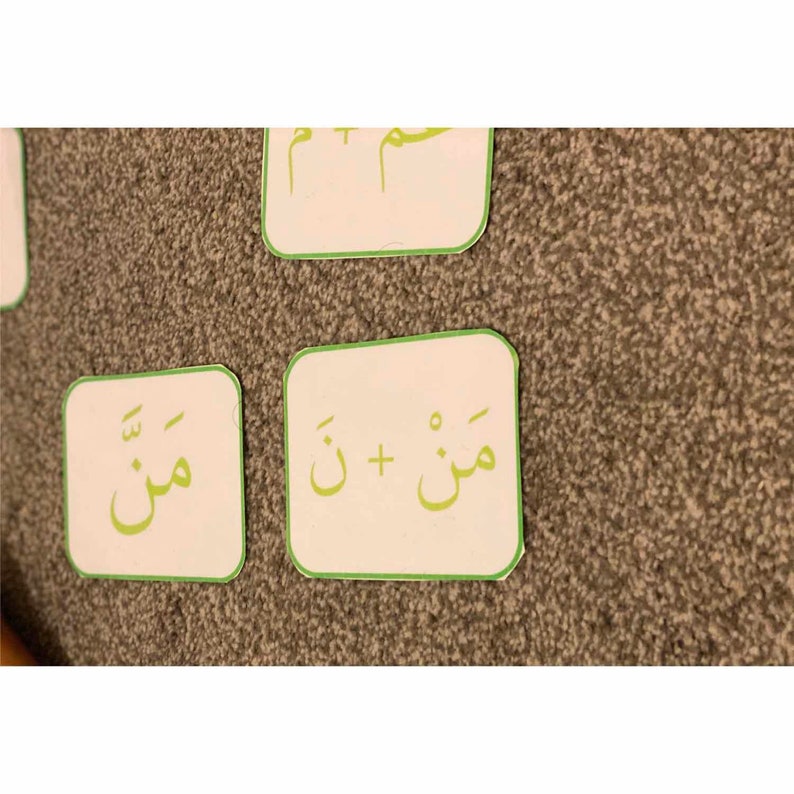 Puede incluir: Dos tarjetas blancas con bordes verdes. La primera tarjeta tiene la palabra &aacute;rabe "مي" escrita en ella. La segunda tarjeta tiene las palabras &aacute;rabes "مي +  تا" escritas en ella.
