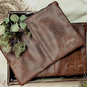 Personalisierter Kulturbeutel aus Kunstleder – Kosmetiktasche mit Namen – Geschenk für Männer o. Frauen – Reiseaccessoire – vegan & handmade