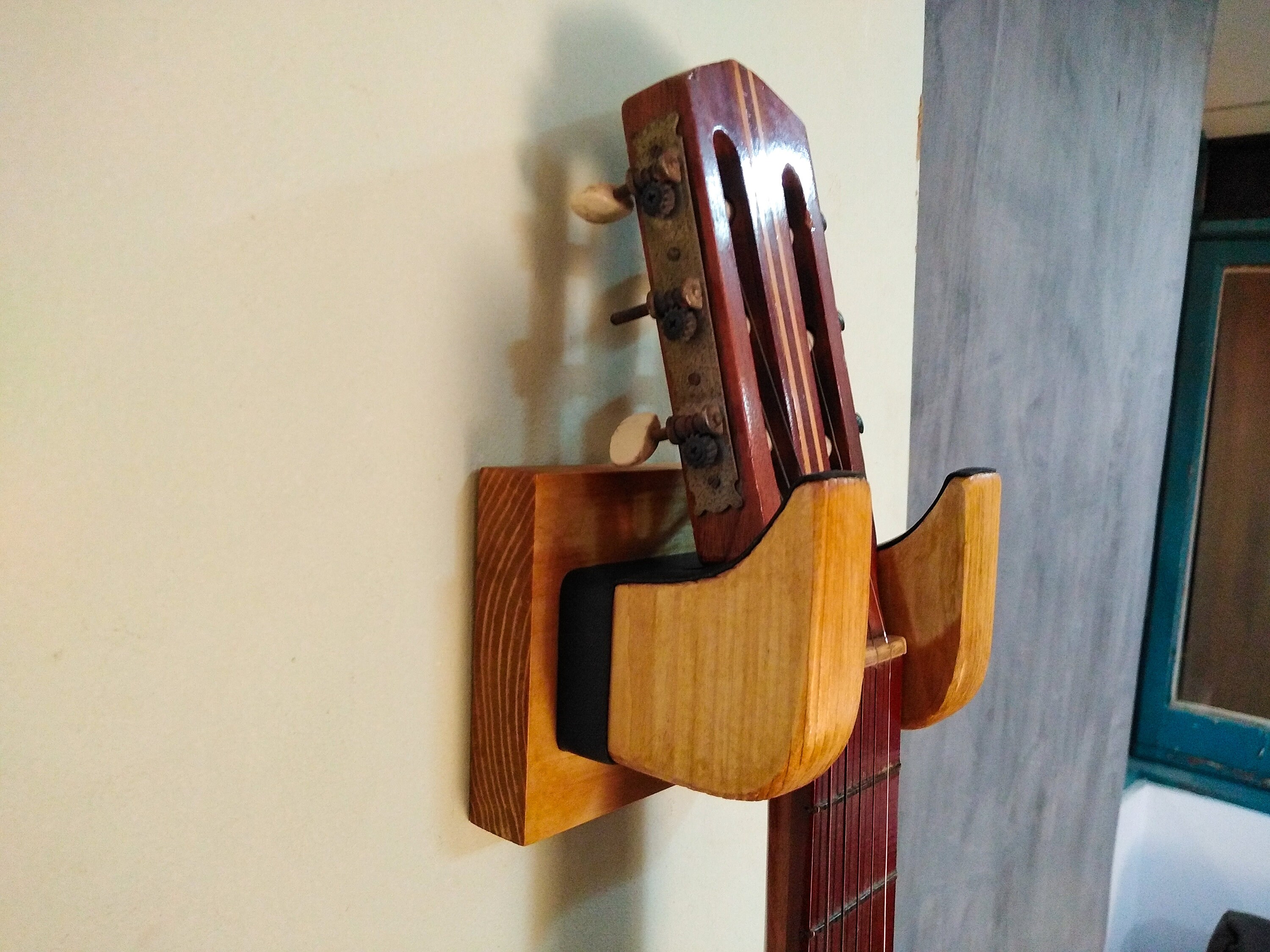 LUMOOM Gitarren Wandhalterung 2er Set - U-förmig Mit Holz-Sockel Für Konzert & E-Gitarren