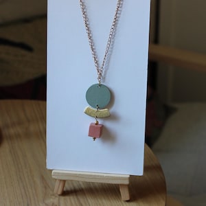 Elleboro ketting met ronde hanger van karton, halve maan van messing en kubus van beton. Geometrische ketting. Lasergesneden ketting.