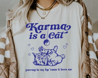 Karma est une chemise de chat | Chemise pour mélomane | Cadeau pour amoureux des chats | T-shirt de concert pour femme | T-shirt surdimensionné esthétique | T-shirt tendance