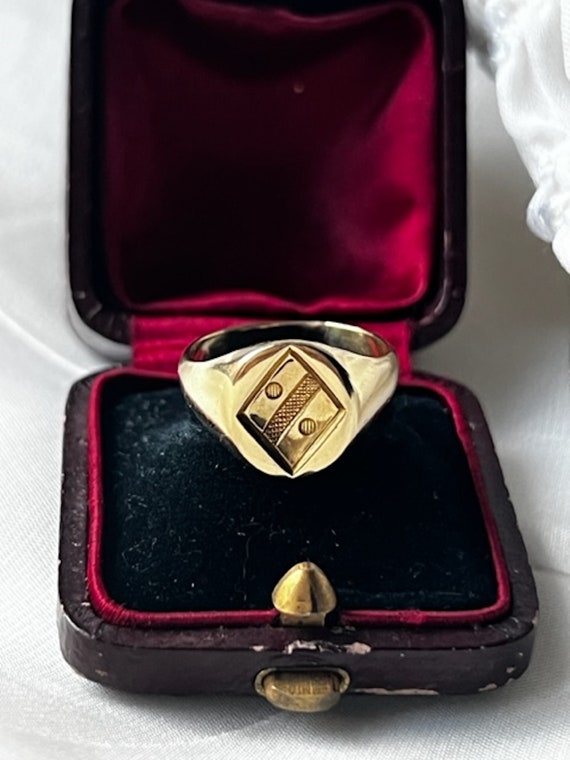 Beautiful Antique French 18k Gold Signet Ring - image 2