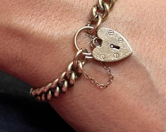 Antieke Engelse armband in de vorm van een hartje van 9 karaat geelgoud.