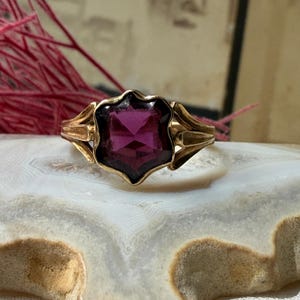 Antiker Ring in Schildform aus 18-karätigem Gold und Granat.