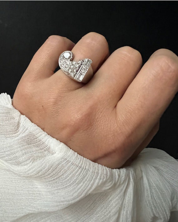 Gorgeous Late Art Deco Ring in Platinum and Diamon