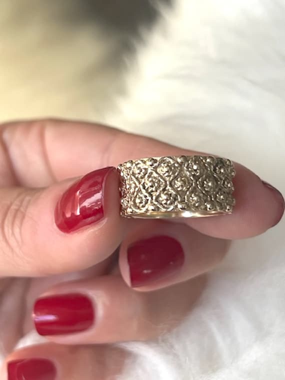 Vintage 14k Gold Texture Band Ring with Flower Mot