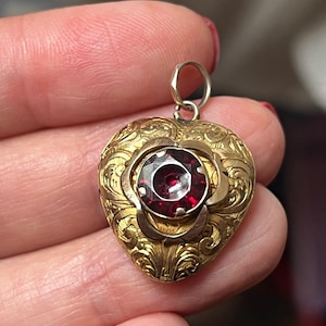Antique Victorian 15k Gold Garnet Heart Locket