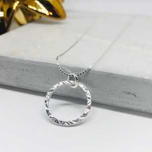 Naszyjnik z młotkowanym srebrem próby 925 w kształcie gwiazdy | Prezent na 25. rocznicę | Srebrna zawieszka w kształcie koła | Srebrna zawieszka w kształcie aureoli
