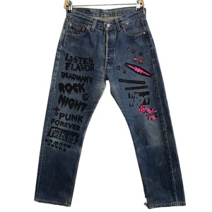Vintage des années 90 Levis Lot 501 Buttonfly Punk Rock imprimé Art Indigo Denim Jeans pantalon Convient à la taille 28 29 Mode coupe personnalisée YA418
