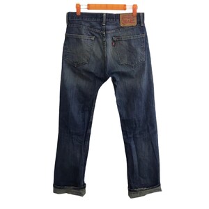 Könnte beinhalten: Eine blaue Jeanshose mit einem roten Levi's-Etikett auf der Gesäßtasche.