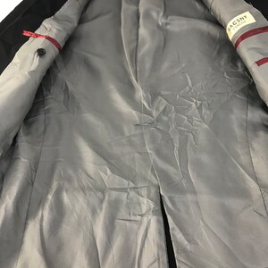 Puede incluir: Blazer negro con forro de sat&eacute;n gris. El interior presenta una etiqueta que dice "SACSNY YSACS". El blazer tiene un cierre de un solo bot&oacute;n y costuras rojas.